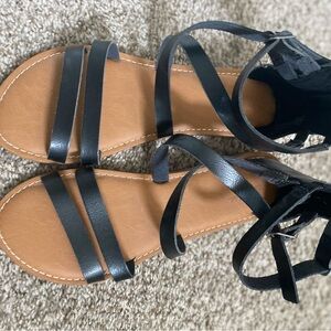 Universal Thread Black Gladiator Sandals Tan Footbed